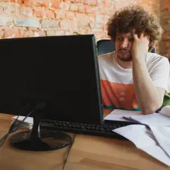 Monitor nie włącza się? Poznaj 5 najczęstszych przyczyn i rozwiązań