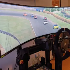 Najlepsze monitory do simracingu - wybierz idealny dla siebie