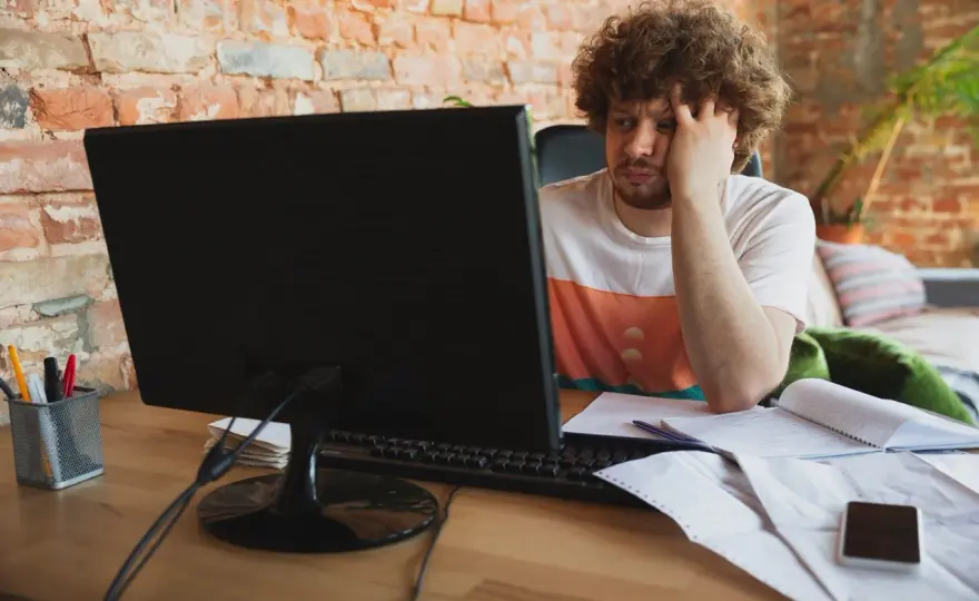 Monitor nie włącza się? Poznaj 5 najczęstszych przyczyn i rozwiązań