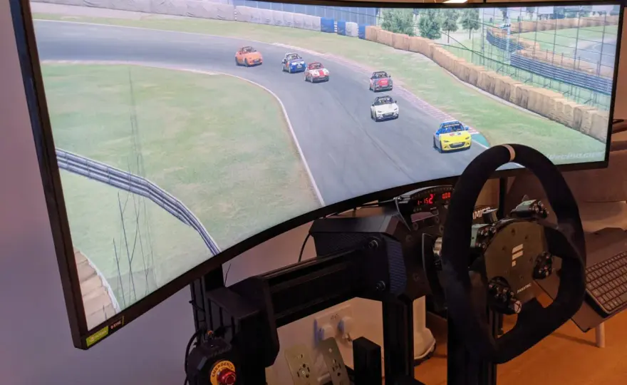 Najlepsze monitory do simracingu - wybierz idealny dla siebie